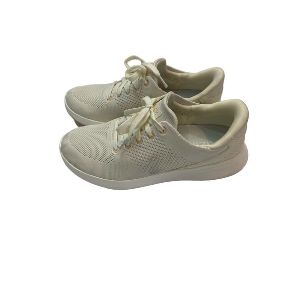 Kizik Lima Unisex Hands-Free Slip-On Sneakers – White Crème  Kizik Lima Slip on Lace Sneakers Cream knit Unisex